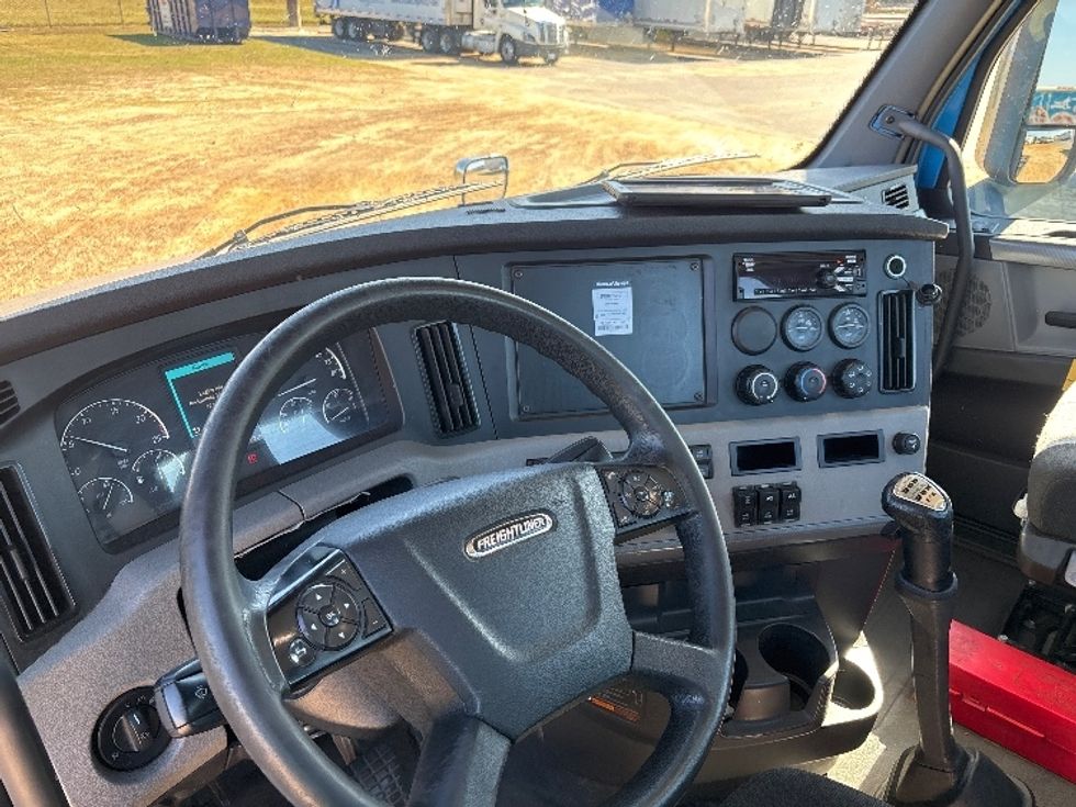 Day Cab Tractor-Heavy Duty Tractors-Freightliner-2020-T12664ST-Forest Park-GA-501,890\n\t\tmiles-$ 39,250 - Image 11