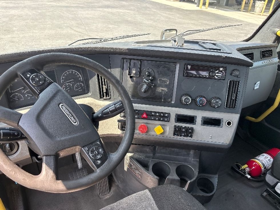 Day Cab Tractor-Heavy Duty Tractors-Freightliner-2020-T12664ST-Forest Park-GA-546,508\n\t\tmiles-$ 42,000 - Image 11