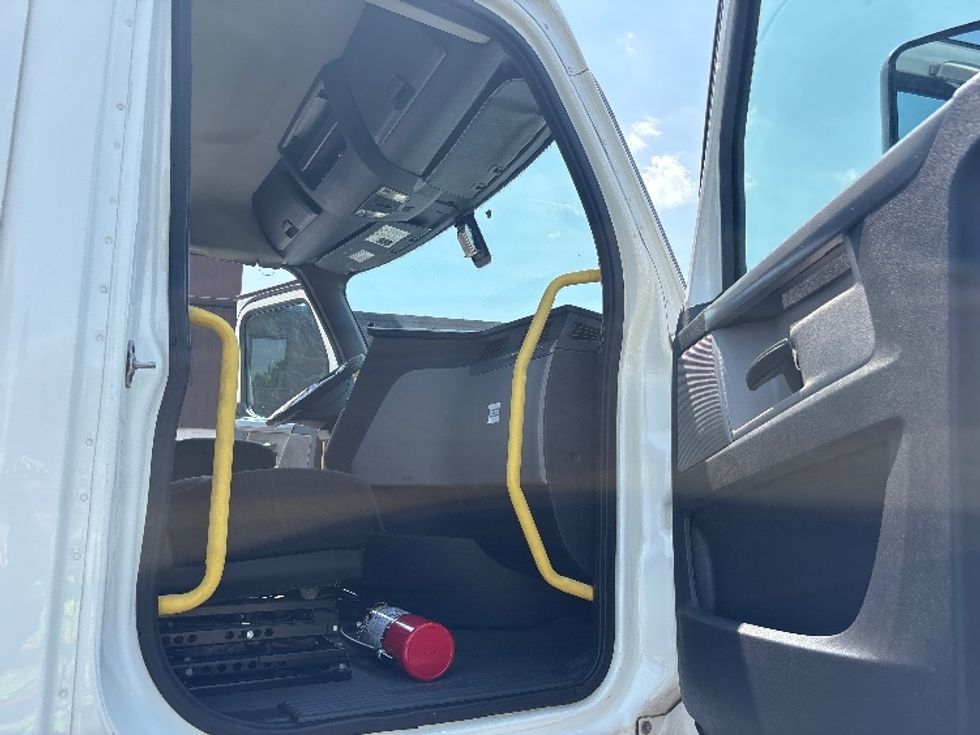 Day Cab Tractor-Heavy Duty Tractors-Freightliner-2020-T12664ST-Forest Park-GA-546,508\n\t\tmiles-$ 42,000 - Image 12