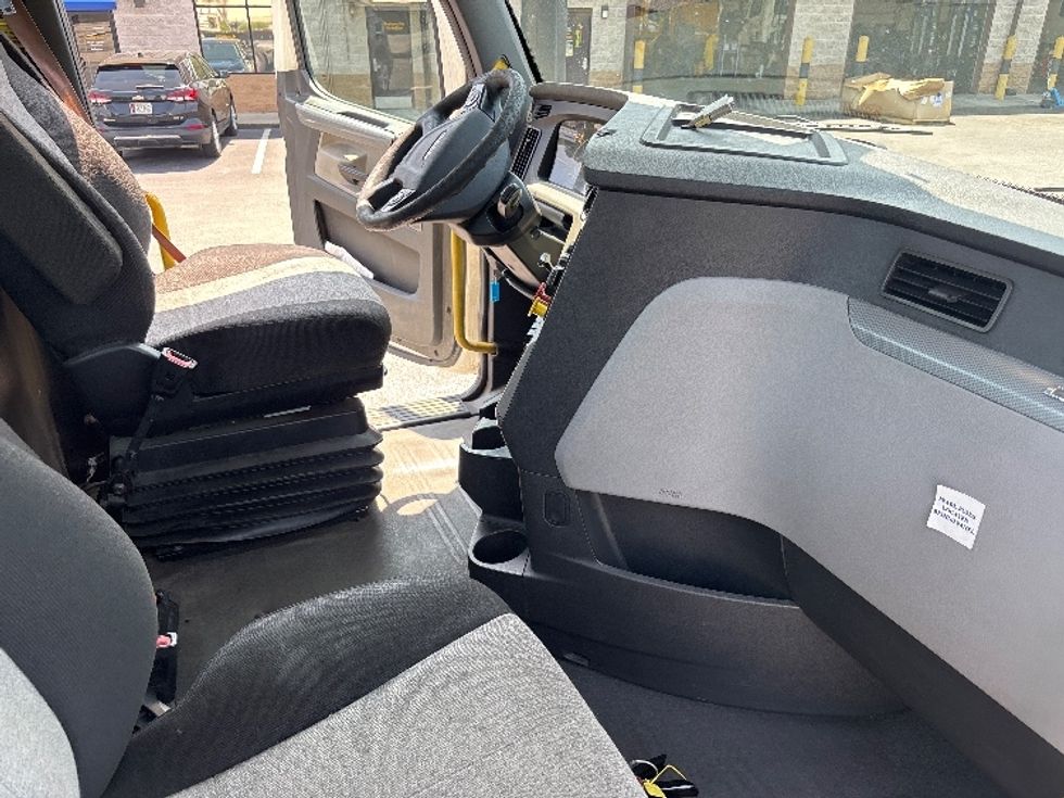 Day Cab Tractor-Heavy Duty Tractors-Freightliner-2020-T12664ST-Forest Park-GA-546,508\n\t\tmiles-$ 42,000 - Image 14