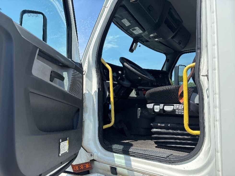 Day Cab Tractor-Heavy Duty Tractors-Freightliner-2020-T12664ST-Forest Park-GA-546,508\n\t\tmiles-$ 42,000 - Image 9