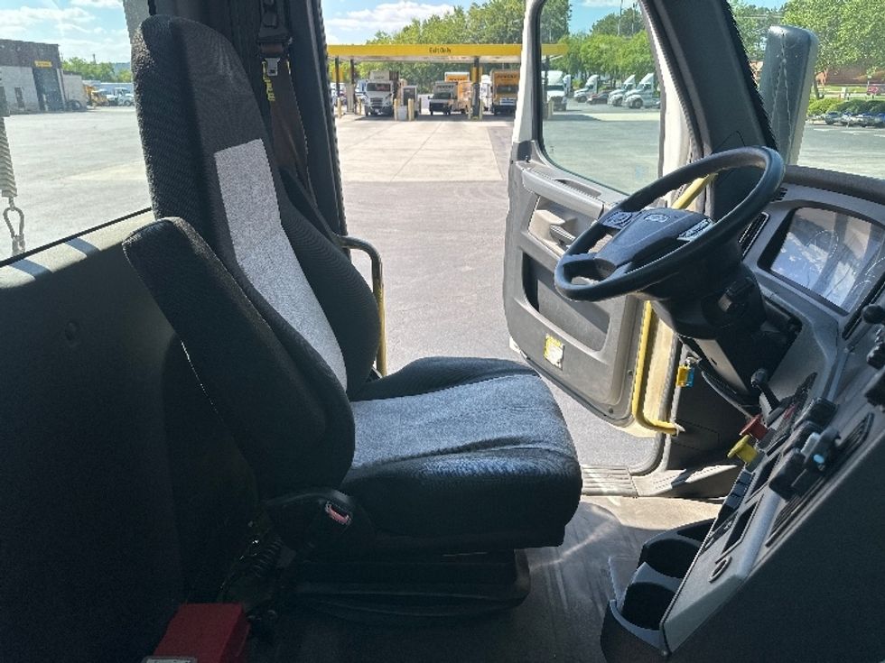 Day Cab Tractor-Heavy Duty Tractors-Freightliner-2020-T12664ST-Forest Park-GA-691,191\n\t\tmiles-$ 24,750 - Image 14
