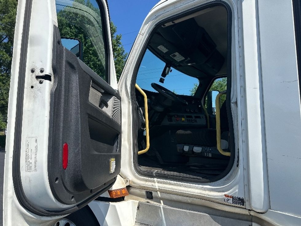 Day Cab Tractor-Heavy Duty Tractors-Freightliner-2020-T12664ST-Forest Park-GA-691,191\n\t\tmiles-$ 24,750 - Image 9