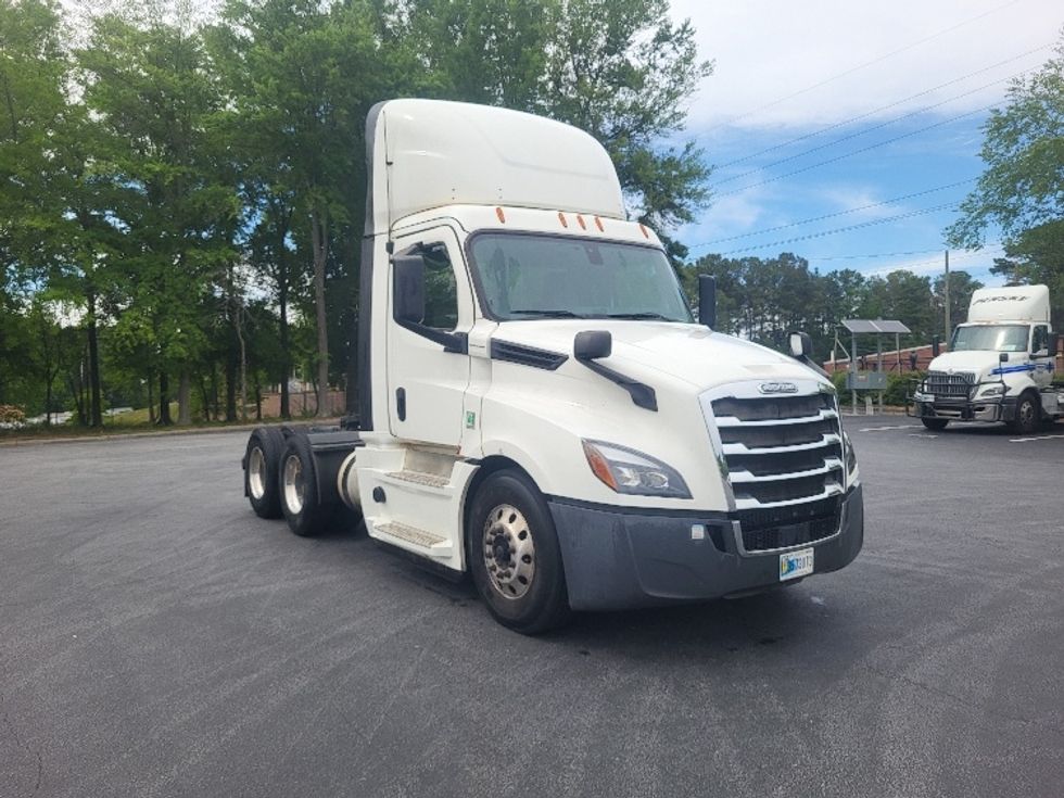 Day Cab Tractor-Heavy Duty Tractors-Freightliner-2020-T12664ST-Forest Park-GA-698,420\n\t\tmiles-$ 29,000 - Image 1