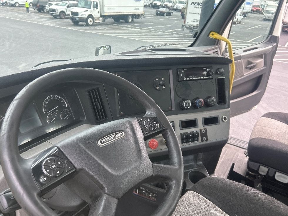 Day Cab Tractor-Heavy Duty Tractors-Freightliner-2020-T12664ST-Forest Park-GA-698,420\n\t\tmiles-$ 29,000 - Image 10