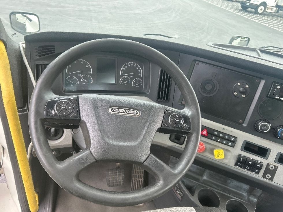 Day Cab Tractor-Heavy Duty Tractors-Freightliner-2020-T12664ST-Forest Park-GA-698,420\n\t\tmiles-$ 29,000 - Image 11