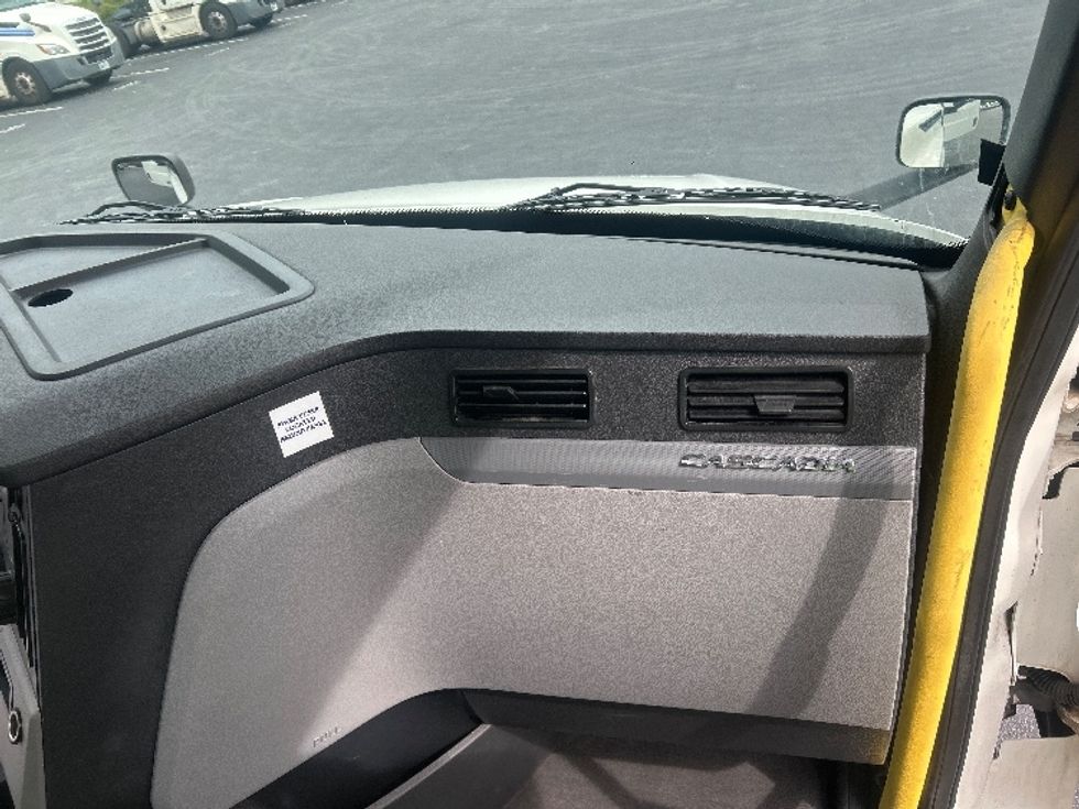 Day Cab Tractor-Heavy Duty Tractors-Freightliner-2020-T12664ST-Forest Park-GA-698,420\n\t\tmiles-$ 29,000 - Image 13
