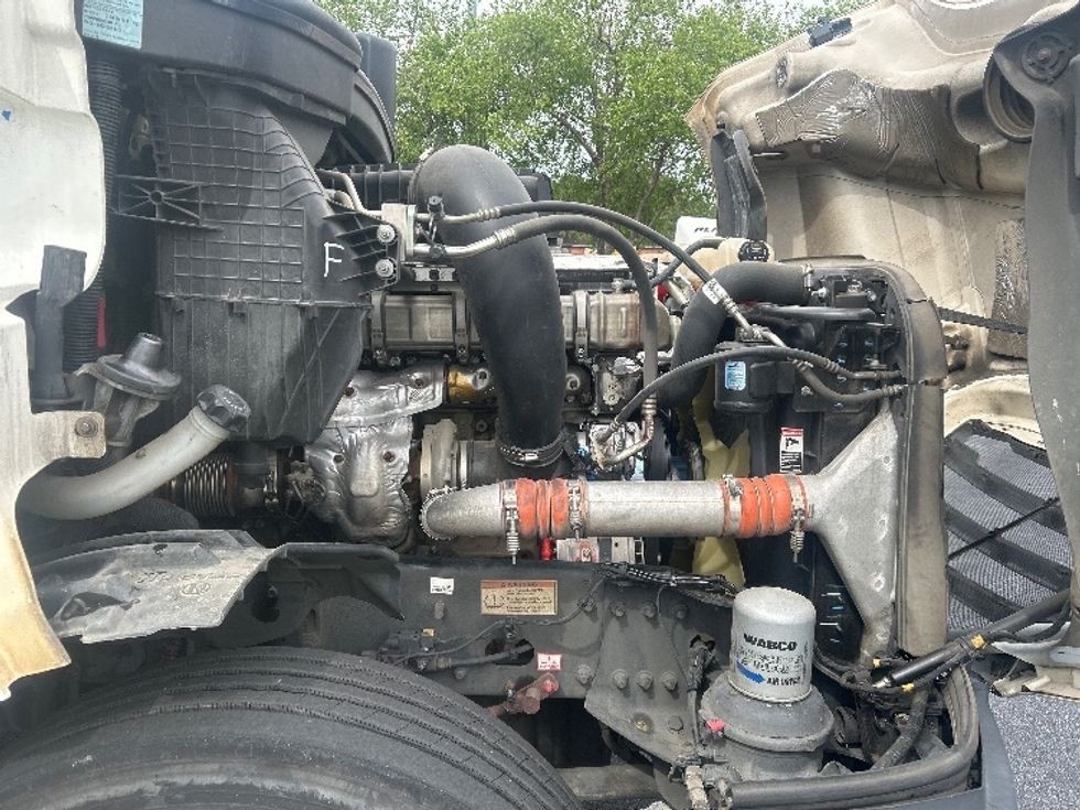 Day Cab Tractor-Heavy Duty Tractors-Freightliner-2020-T12664ST-Forest Park-GA-698,420\n\t\tmiles-$ 29,000 - Image 15