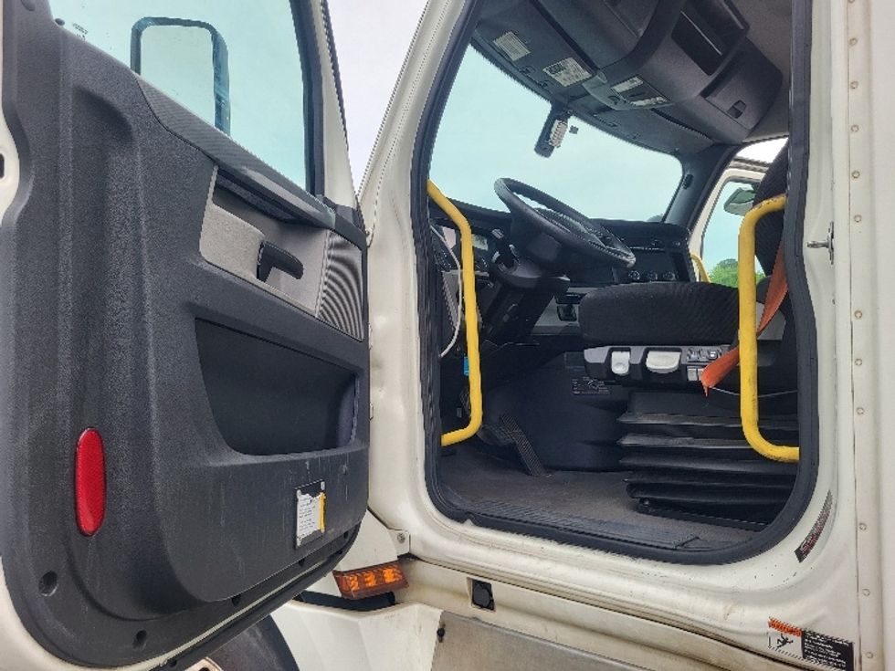 Day Cab Tractor-Heavy Duty Tractors-Freightliner-2020-T12664ST-Forest Park-GA-698,420\n\t\tmiles-$ 29,000 - Image 9