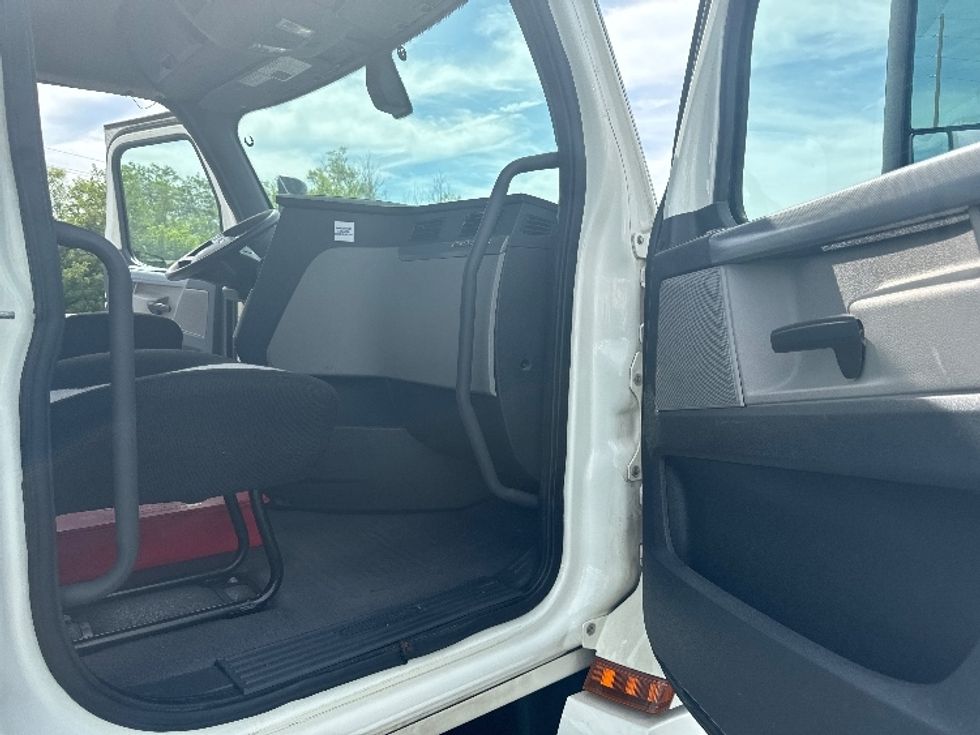 Day Cab Tractor-Heavy Duty Tractors-Freightliner-2020-T12664ST-Fort Wayne-IN-283,470\n\t\tmiles-$ 56,000 - Image 12