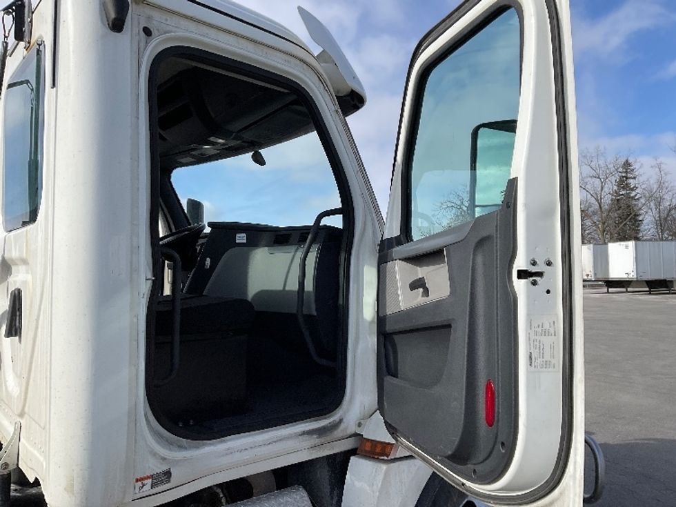Day Cab Tractor-Heavy Duty Tractors-Freightliner-2020-T12664ST-Fort Wayne-IN-574,792\n\t\tmiles-$ 35,500 - Image 12