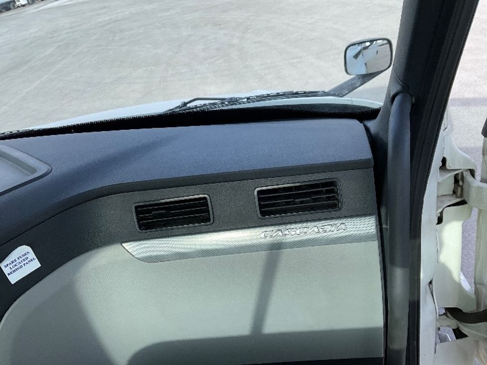 Day Cab Tractor-Heavy Duty Tractors-Freightliner-2020-T12664ST-Fort Wayne-IN-574,792\n\t\tmiles-$ 35,500 - Image 13