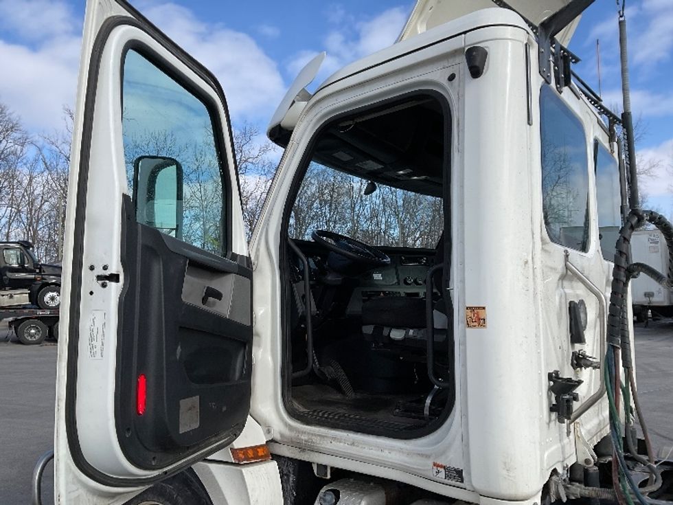 Day Cab Tractor-Heavy Duty Tractors-Freightliner-2020-T12664ST-Fort Wayne-IN-574,792\n\t\tmiles-$ 35,500 - Image 9