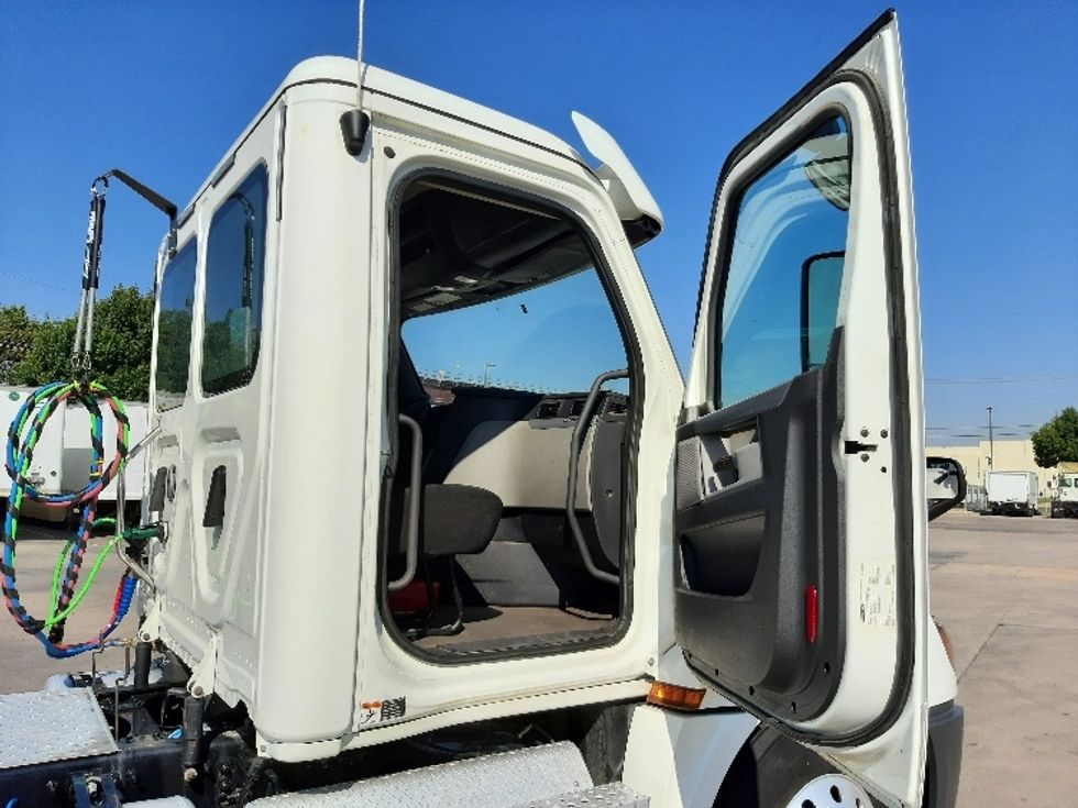 Day Cab Tractor-Heavy Duty Tractors-Freightliner-2020-T12664ST-Fort Worth-TX-161,829\n\t\tmiles-$ 70,250 - Image 12