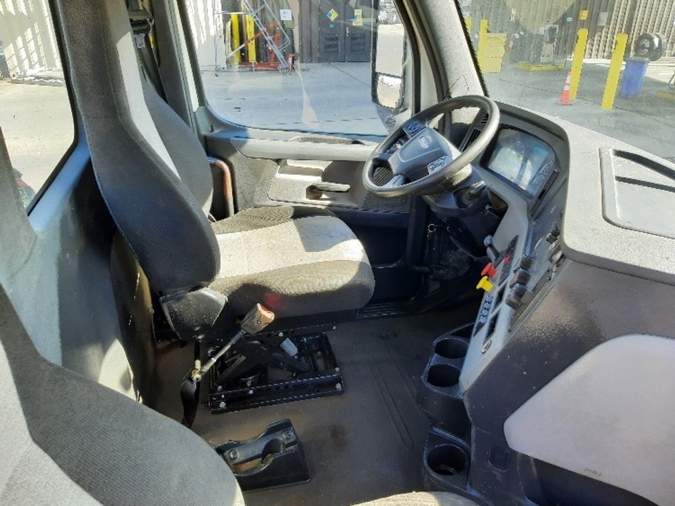 Day Cab Tractor-Heavy Duty Tractors-Freightliner-2020-T12664ST-Fort Worth-TX-193,166\n\t\tmiles-$ 67,750 - Image 14