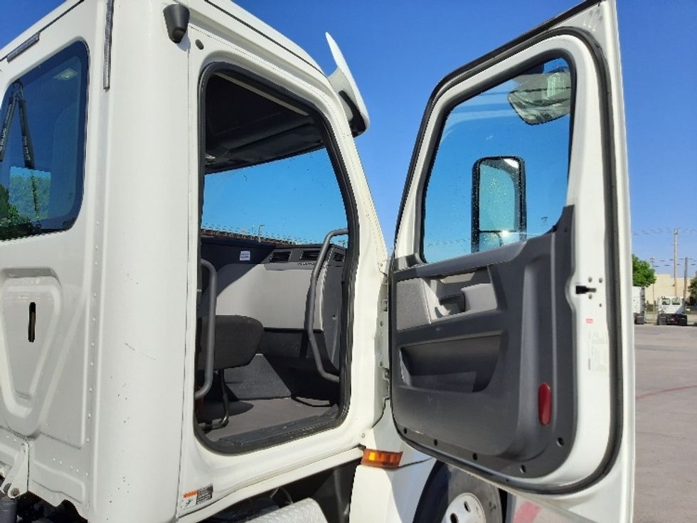 Day Cab Tractor-Heavy Duty Tractors-Freightliner-2020-T12664ST-Fort Worth-TX-204,014\n\t\tmiles-$ 70,750 - Image 12
