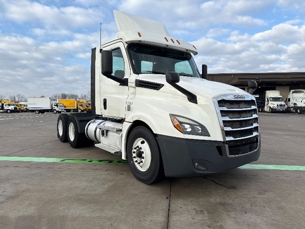 Day Cab Tractor-Heavy Duty Tractors-Freightliner-2020-T12664ST-Fort Worth-TX-275,336\n\t\tmiles-$ 61,500 - Image 1