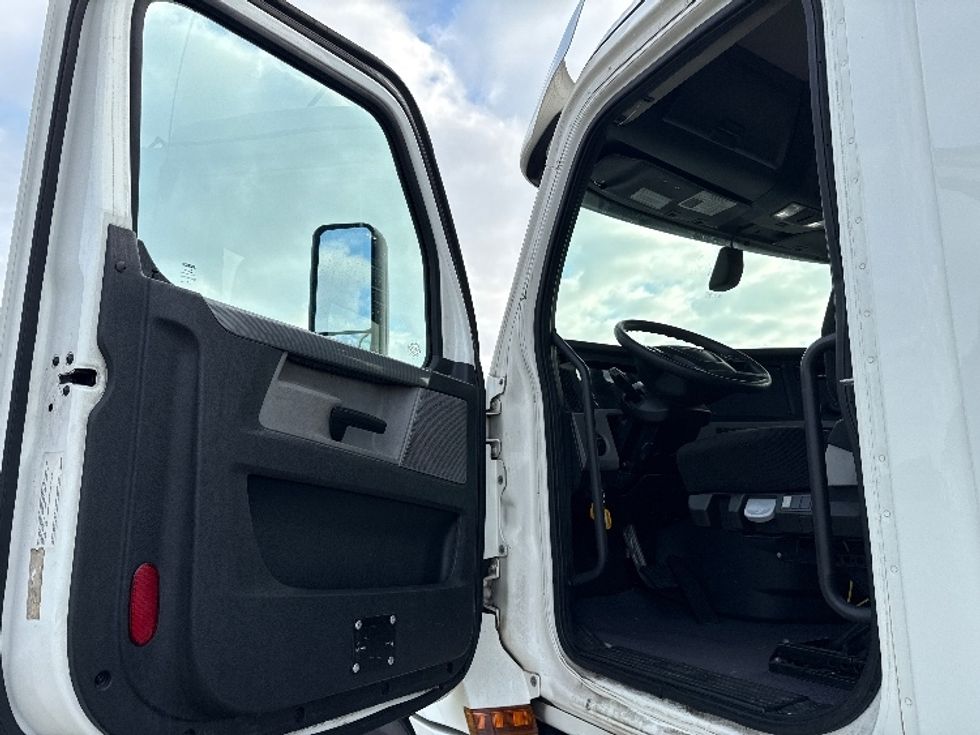 Day Cab Tractor-Heavy Duty Tractors-Freightliner-2020-T12664ST-Fort Worth-TX-275,336\n\t\tmiles-$ 61,500 - Image 9