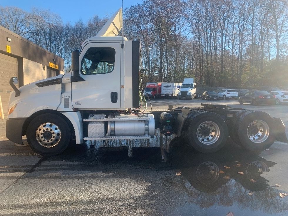 Day Cab Tractor-Heavy Duty Tractors-Freightliner-2020-T12664ST-Franklin-MA-631,252\n\t\tmiles-$ 30,750 - Image 4