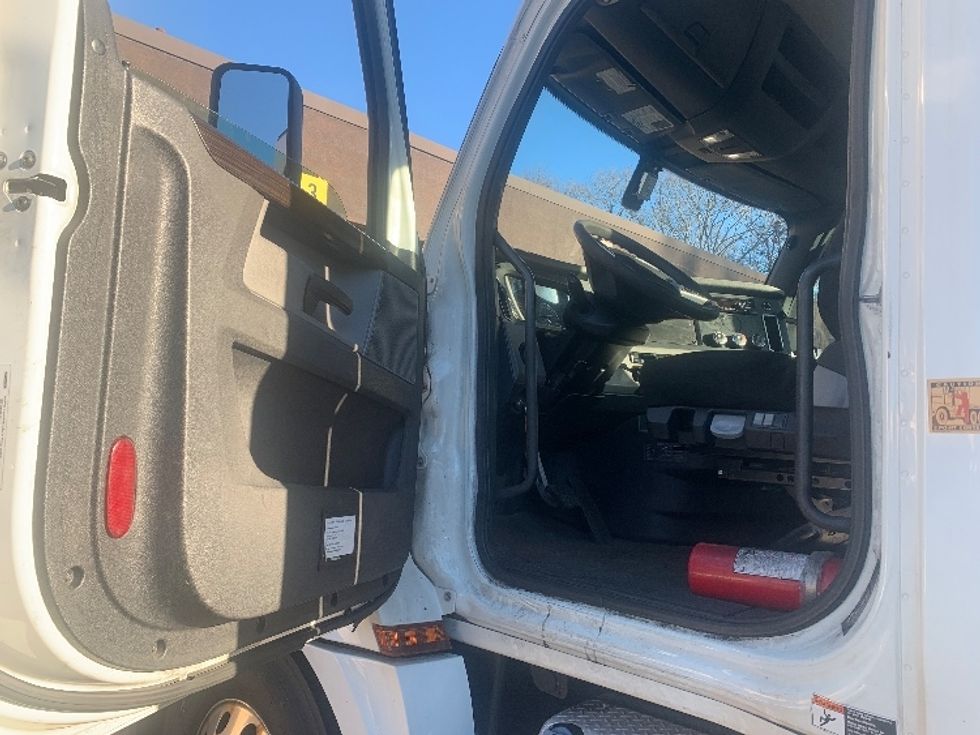 Day Cab Tractor-Heavy Duty Tractors-Freightliner-2020-T12664ST-Franklin-MA-631,252\n\t\tmiles-$ 30,750 - Image 9