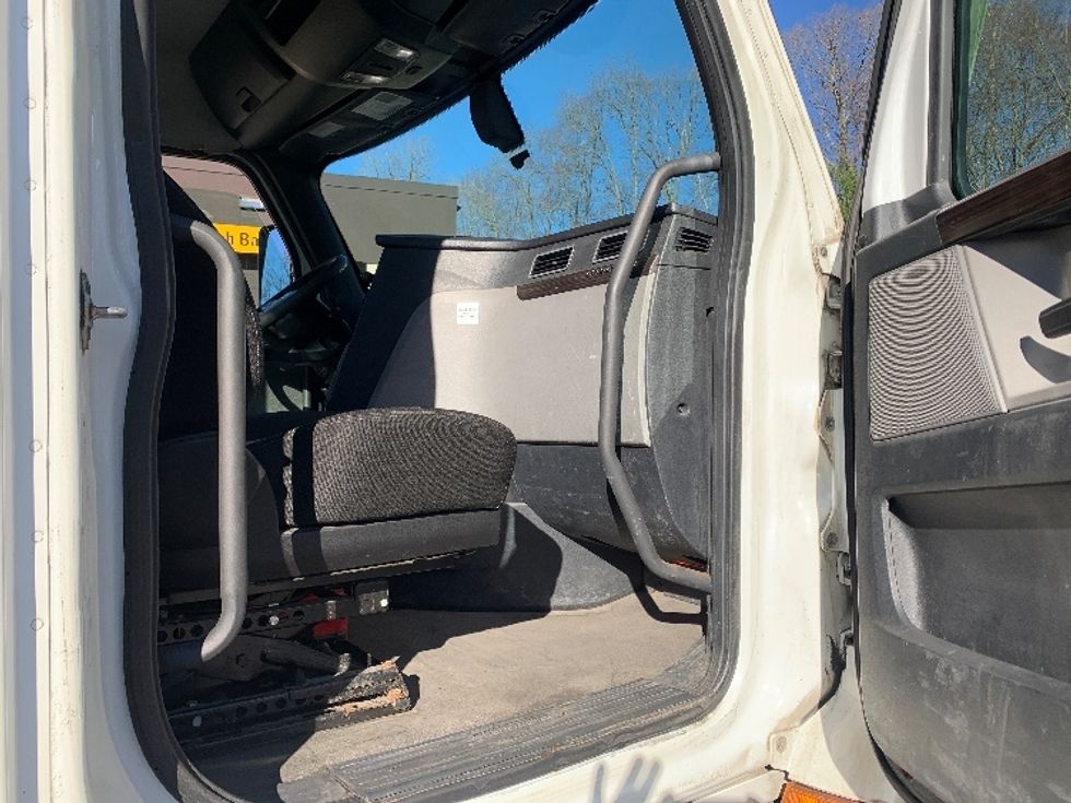 Day Cab Tractor-Heavy Duty Tractors-Freightliner-2020-T12664ST-Franklin-MA-689,274\n\t\tmiles-$ 30,750 - Image 12