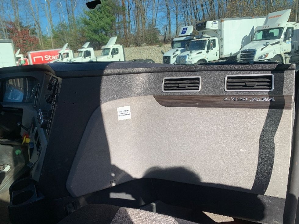 Day Cab Tractor-Heavy Duty Tractors-Freightliner-2020-T12664ST-Franklin-MA-689,274\n\t\tmiles-$ 30,750 - Image 13