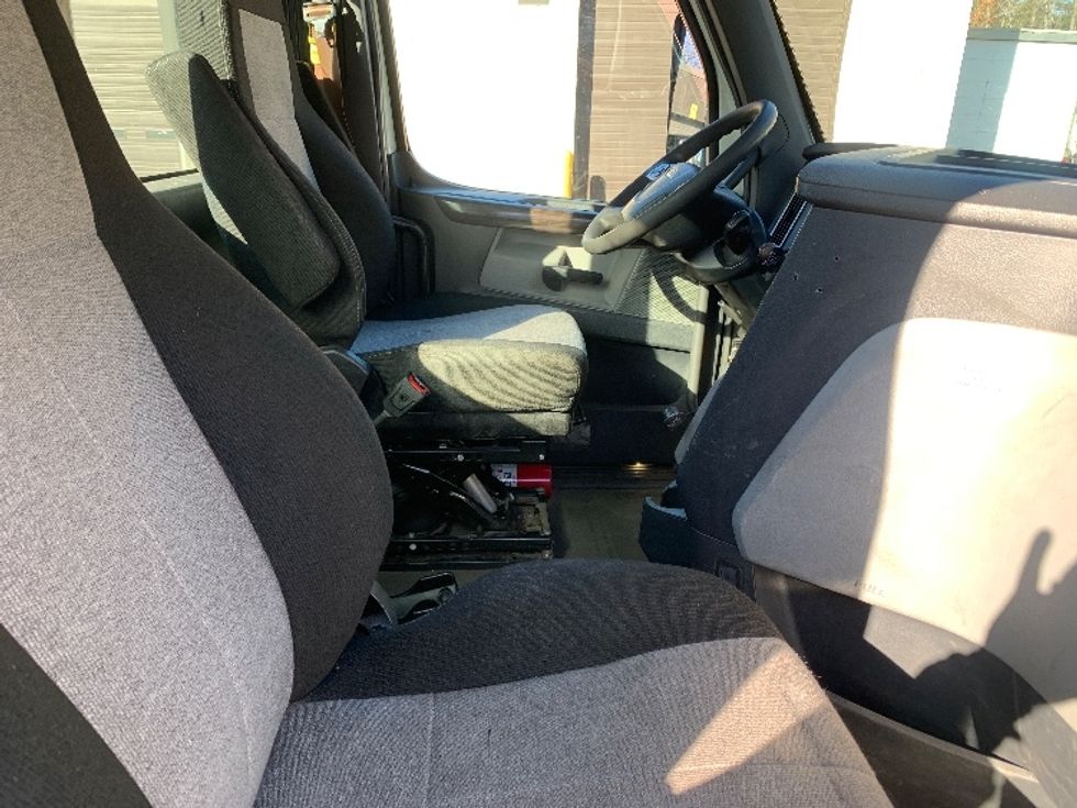 Day Cab Tractor-Heavy Duty Tractors-Freightliner-2020-T12664ST-Franklin-MA-689,274\n\t\tmiles-$ 30,750 - Image 14