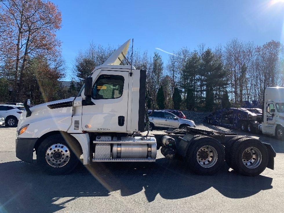 Day Cab Tractor-Heavy Duty Tractors-Freightliner-2020-T12664ST-Franklin-MA-689,274\n\t\tmiles-$ 30,750 - Image 4