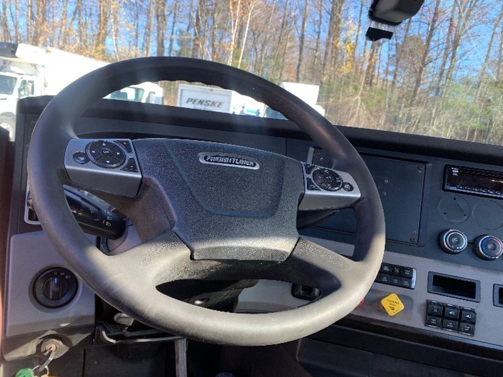 Day Cab Tractor-Heavy Duty Tractors-Freightliner-2020-T12664ST-Franklin-MA-695,743\n\t\tmiles-$ 26,500 - Image 11