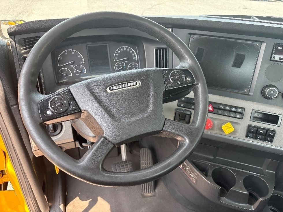 Day Cab Tractor-Heavy Duty Tractors-Freightliner-2020-T12664ST-Fredericksburg-VA-606,889\n\t\tmiles-$ 27,750 - Image 11