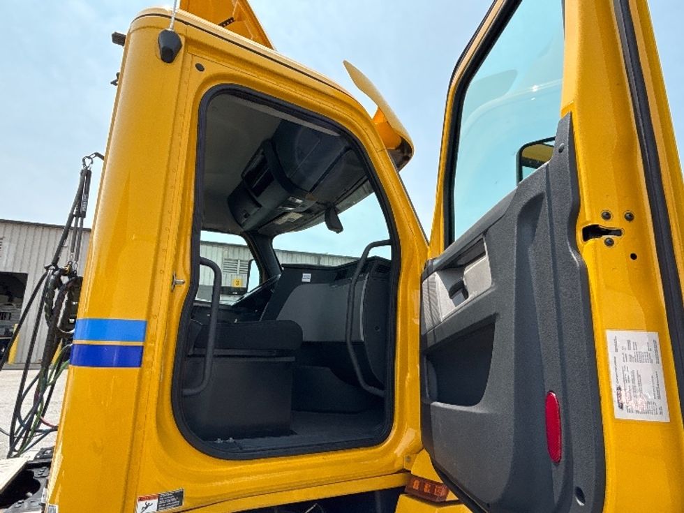 Day Cab Tractor-Heavy Duty Tractors-Freightliner-2020-T12664ST-Fredericksburg-VA-606,889\n\t\tmiles-$ 27,750 - Image 12