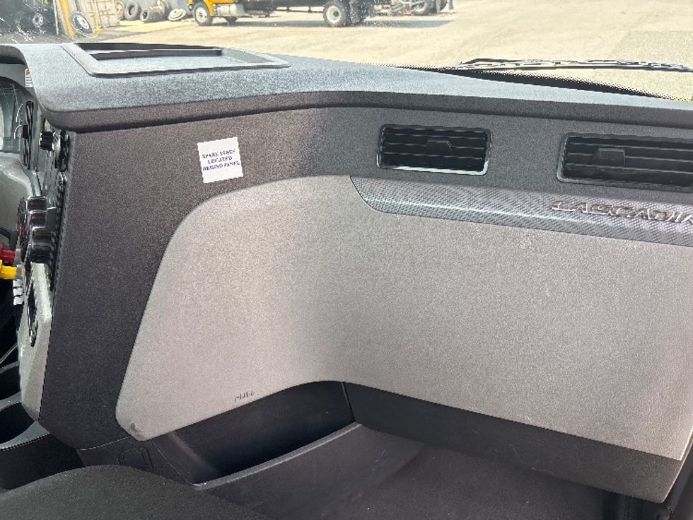Day Cab Tractor-Heavy Duty Tractors-Freightliner-2020-T12664ST-Fredericksburg-VA-606,889\n\t\tmiles-$ 27,750 - Image 13
