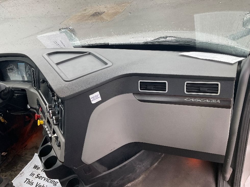 Day Cab Tractor-Heavy Duty Tractors-Freightliner-2020-T12664ST-Fredonia-NY-346,010\n\t\tmiles-$ 55,500 - Image 13