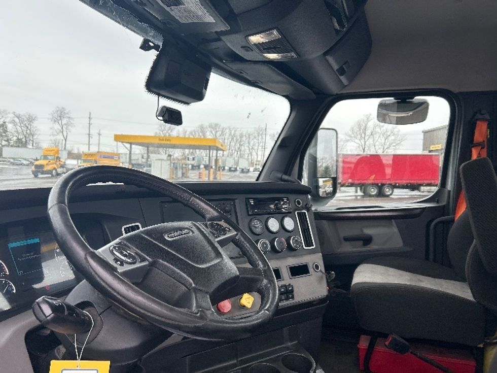 Day Cab Tractor-Heavy Duty Tractors-Freightliner-2020-T12664ST-Fredonia-NY-376,901\n\t\tmiles-$ 49,500 - Image 10
