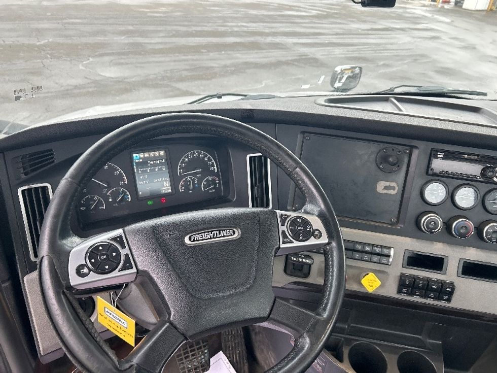 Day Cab Tractor-Heavy Duty Tractors-Freightliner-2020-T12664ST-Fredonia-NY-376,901\n\t\tmiles-$ 49,500 - Image 11