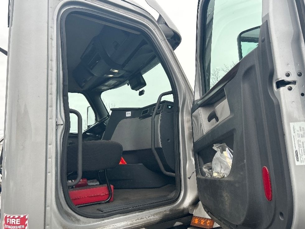 Day Cab Tractor-Heavy Duty Tractors-Freightliner-2020-T12664ST-Fredonia-NY-376,901\n\t\tmiles-$ 49,500 - Image 12