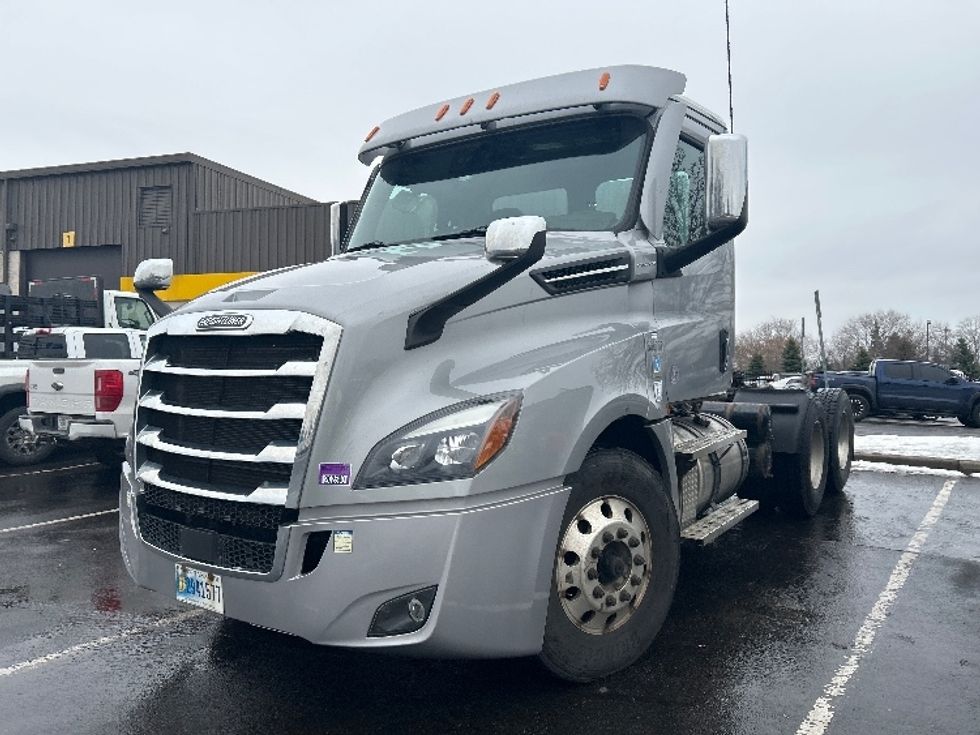 Day Cab Tractor-Heavy Duty Tractors-Freightliner-2020-T12664ST-Fredonia-NY-376,901\n\t\tmiles-$ 49,500 - Image 3