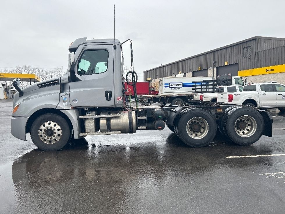 Day Cab Tractor-Heavy Duty Tractors-Freightliner-2020-T12664ST-Fredonia-NY-376,901\n\t\tmiles-$ 49,500 - Image 4