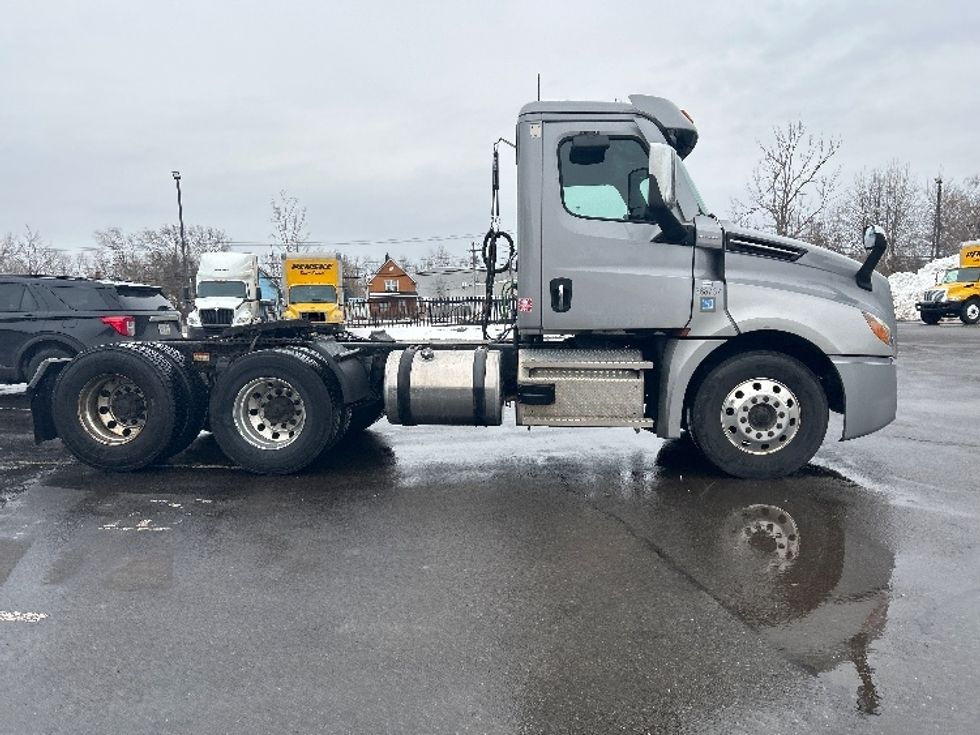 Day Cab Tractor-Heavy Duty Tractors-Freightliner-2020-T12664ST-Fredonia-NY-376,901\n\t\tmiles-$ 49,500 - Image 8