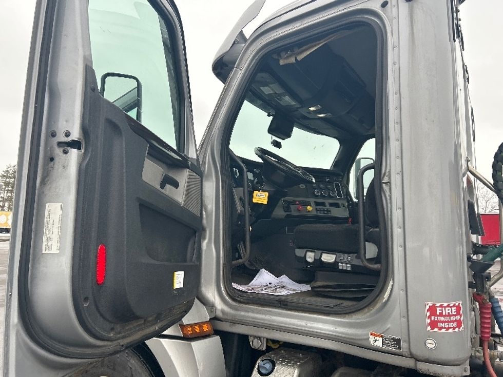 Day Cab Tractor-Heavy Duty Tractors-Freightliner-2020-T12664ST-Fredonia-NY-376,901\n\t\tmiles-$ 49,500 - Image 9