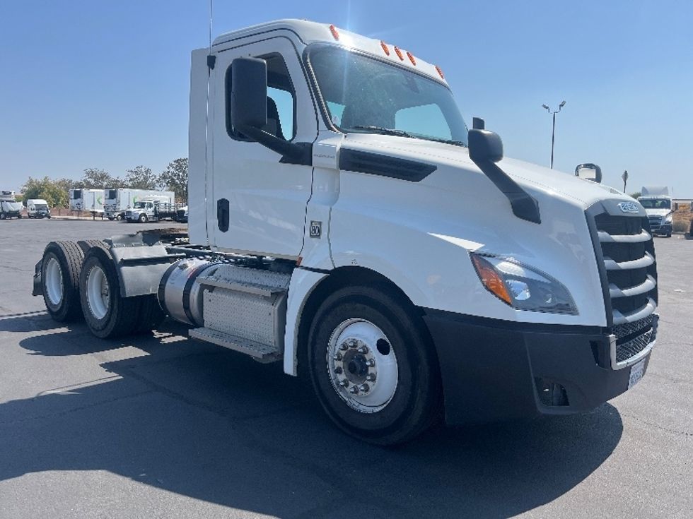 Day Cab Tractor-Heavy Duty Tractors-Freightliner-2020-T12664ST-Fresno-CA-150,365\n\t\tmiles-$ 62,500 - Image 1