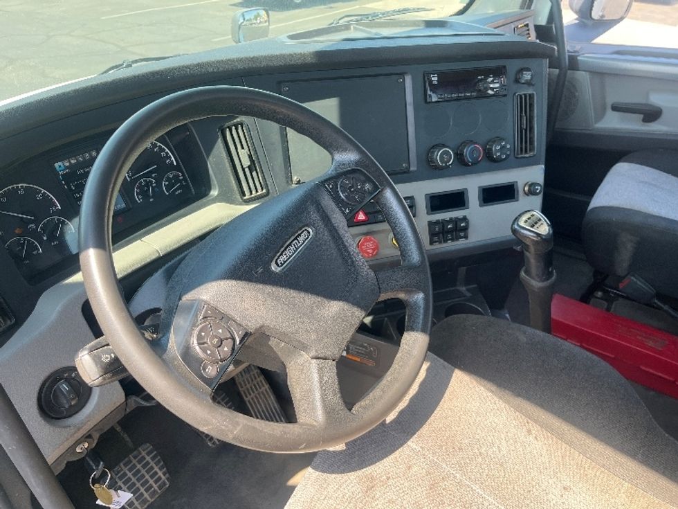 Day Cab Tractor-Heavy Duty Tractors-Freightliner-2020-T12664ST-Fresno-CA-150,365\n\t\tmiles-$ 62,500 - Image 10