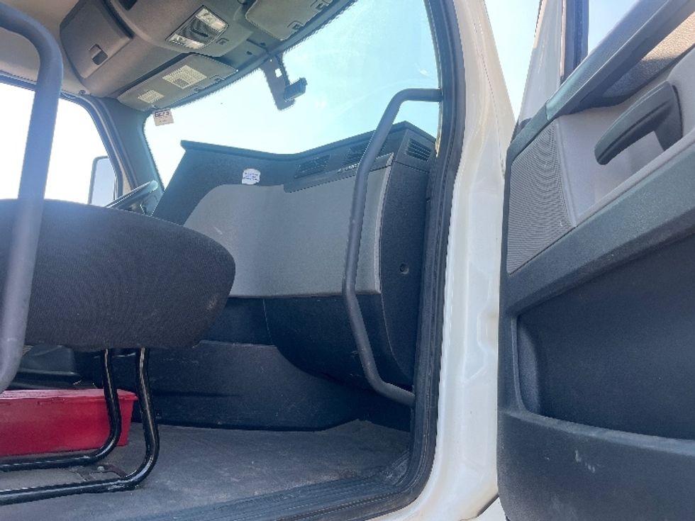 Day Cab Tractor-Heavy Duty Tractors-Freightliner-2020-T12664ST-Fresno-CA-150,365\n\t\tmiles-$ 62,500 - Image 12