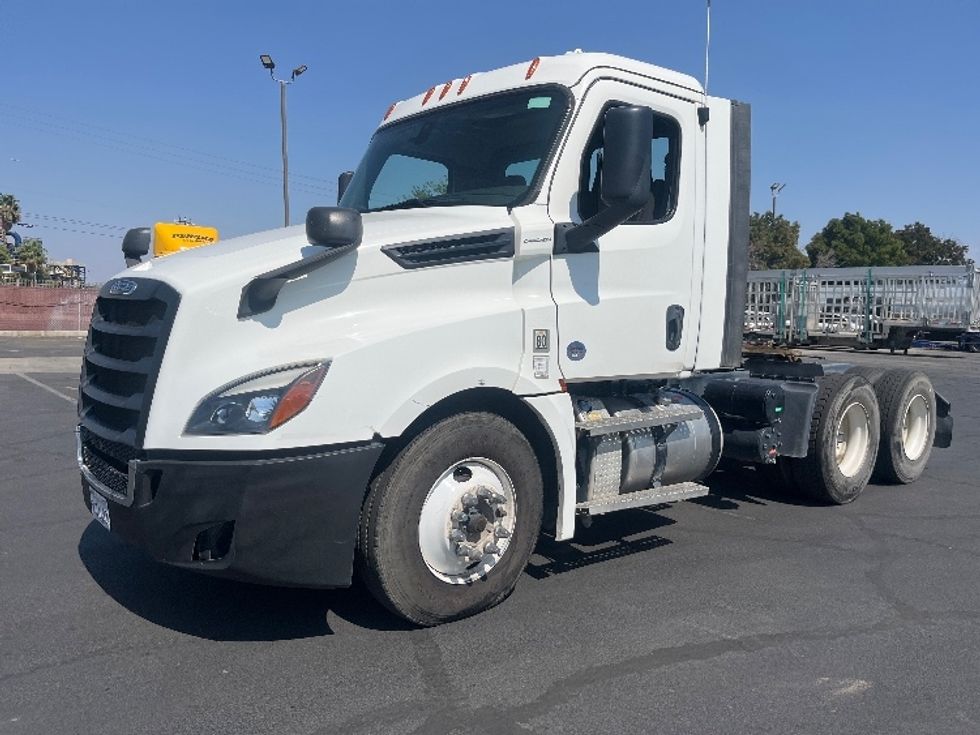 Day Cab Tractor-Heavy Duty Tractors-Freightliner-2020-T12664ST-Fresno-CA-150,365\n\t\tmiles-$ 62,500 - Image 3