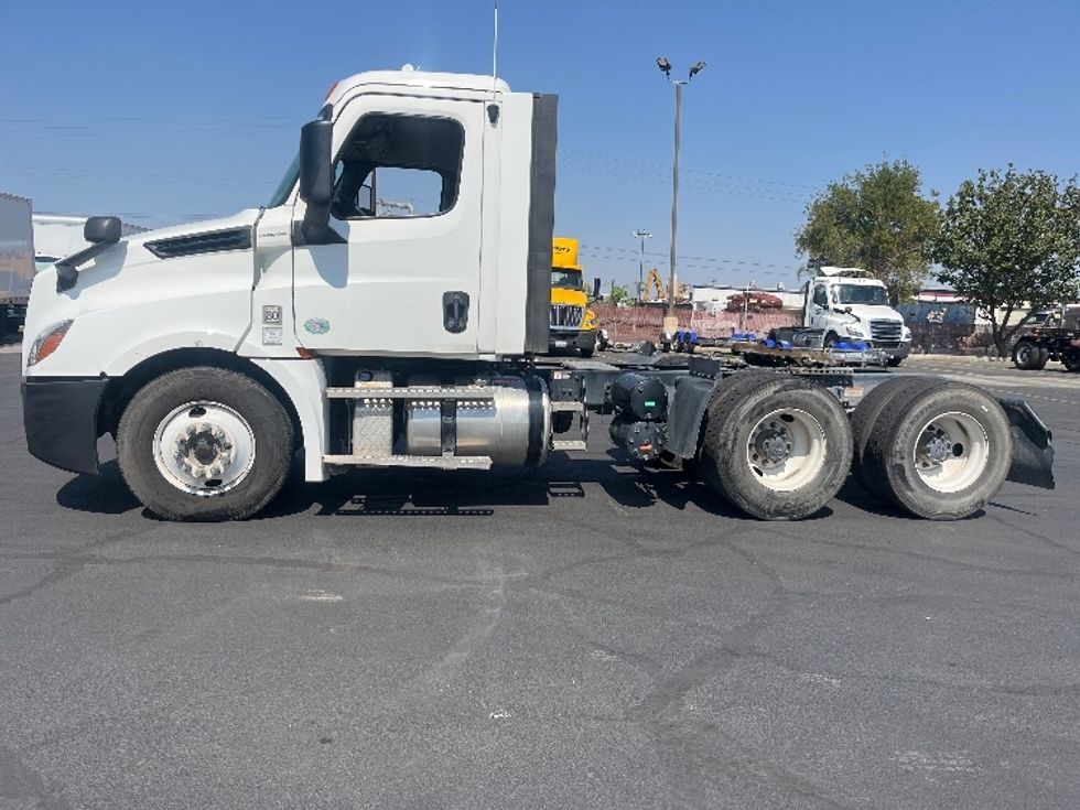 Day Cab Tractor-Heavy Duty Tractors-Freightliner-2020-T12664ST-Fresno-CA-150,365\n\t\tmiles-$ 62,500 - Image 4