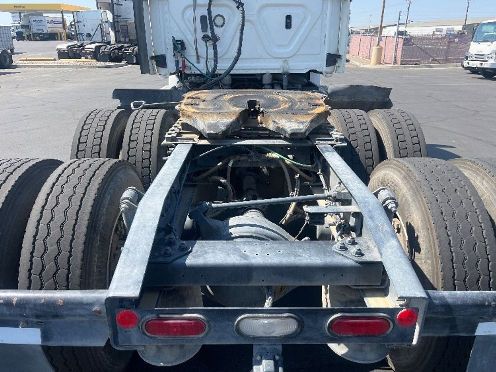 Day Cab Tractor-Heavy Duty Tractors-Freightliner-2020-T12664ST-Fresno-CA-150,365\n\t\tmiles-$ 62,500 - Image 6