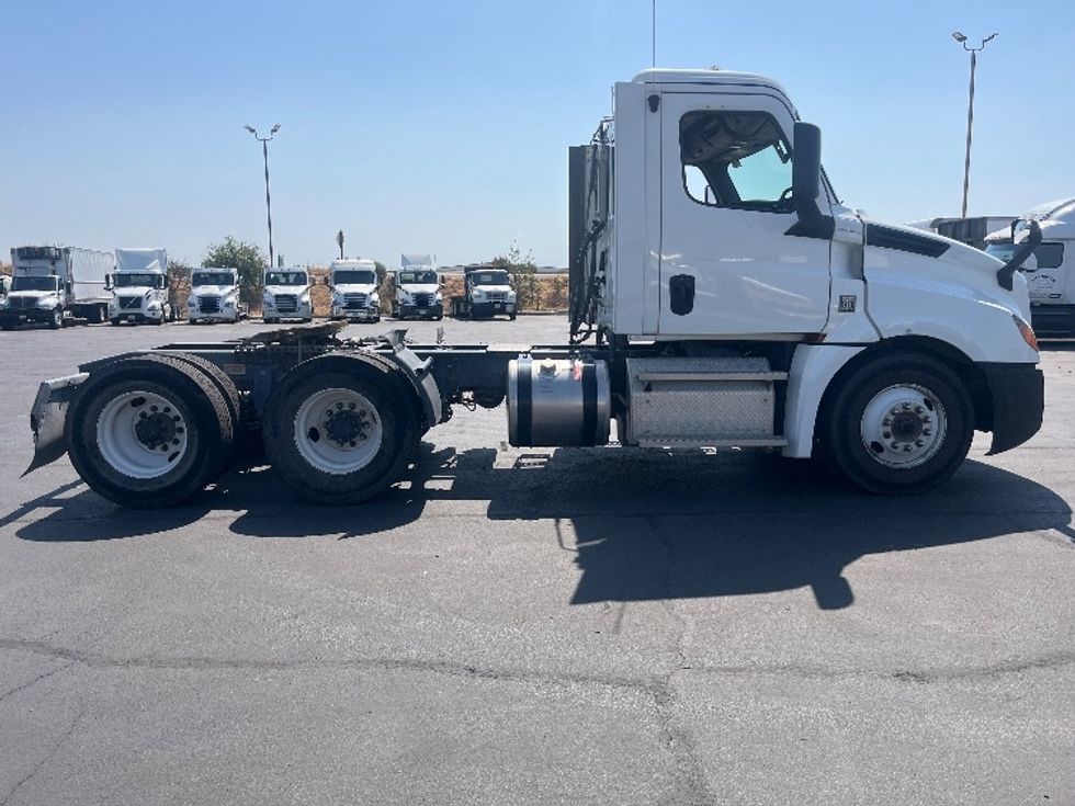 Day Cab Tractor-Heavy Duty Tractors-Freightliner-2020-T12664ST-Fresno-CA-150,365\n\t\tmiles-$ 62,500 - Image 8