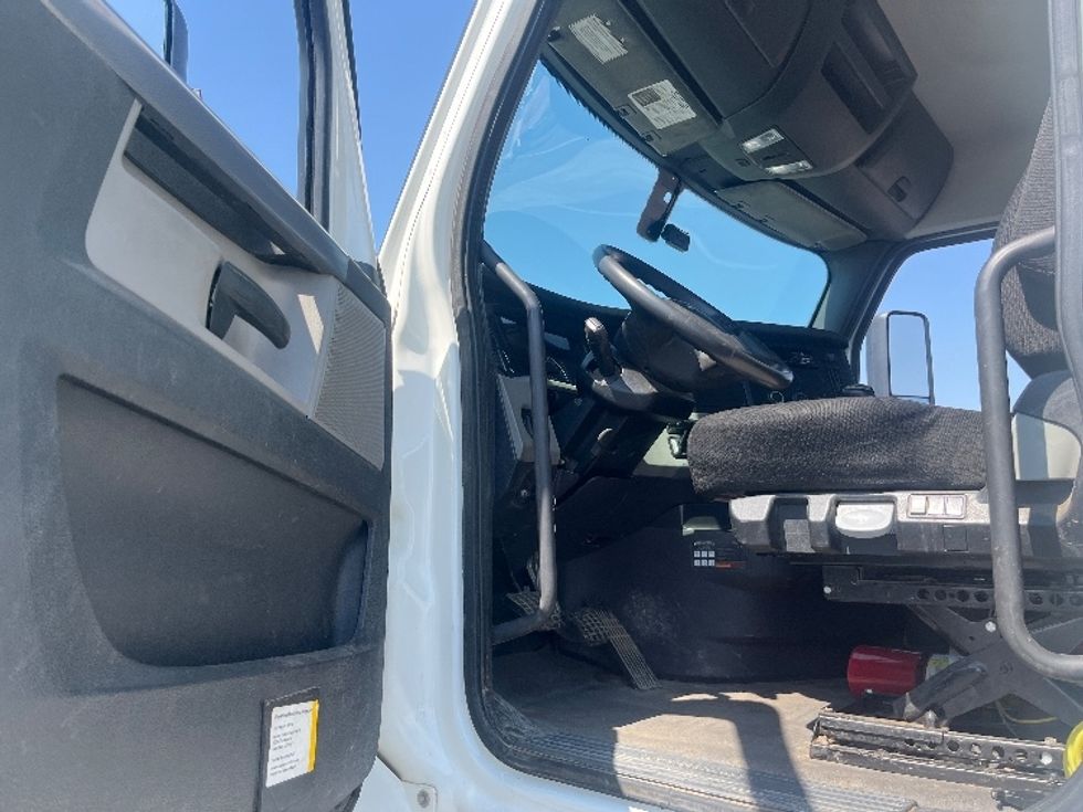 Day Cab Tractor-Heavy Duty Tractors-Freightliner-2020-T12664ST-Fresno-CA-150,365\n\t\tmiles-$ 62,500 - Image 9