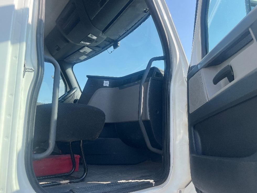 Day Cab Tractor-Heavy Duty Tractors-Freightliner-2020-T12664ST-Fresno-CA-176,464\n\t\tmiles-$ 63,750 - Image 12