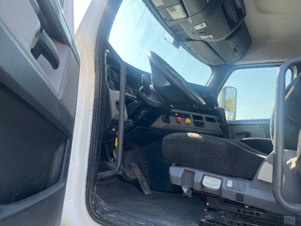 Day Cab Tractor-Heavy Duty Tractors-Freightliner-2020-T12664ST-Fresno-CA-176,464\n\t\tmiles-$ 63,750 - Image 9
